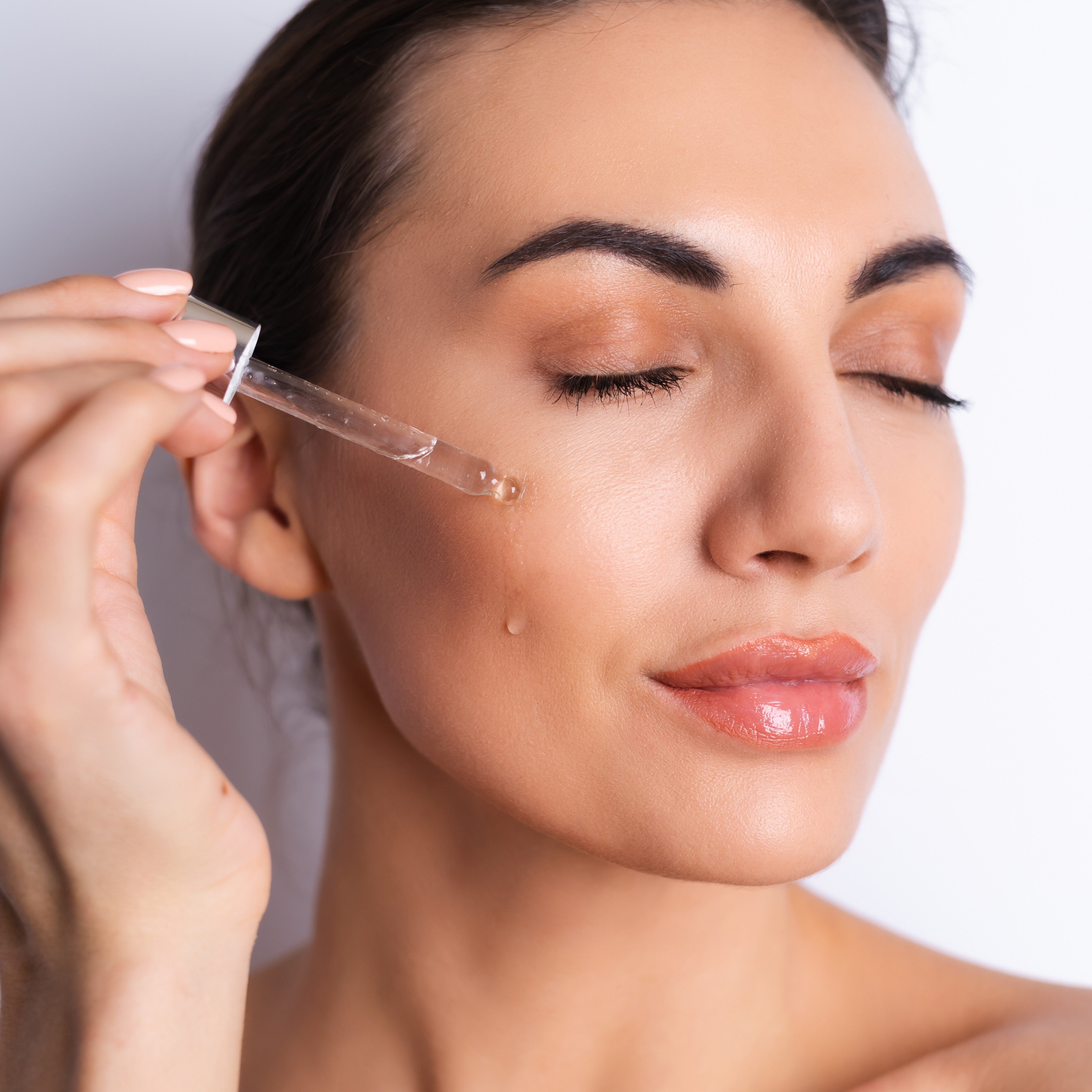 Which Serum Does Sensitive Skin Actually Need? A Licensed Esthetician’s Guide to Hydration, Brightening, and Anti-Aging (2026)